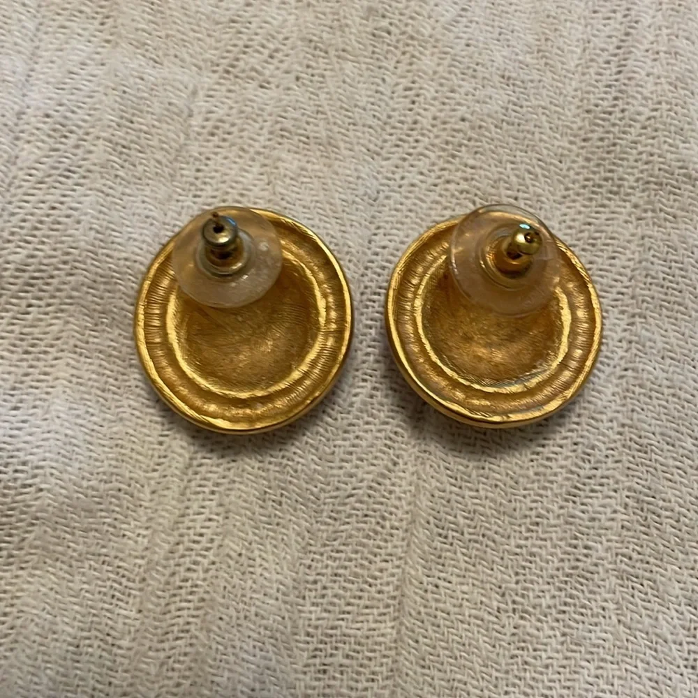 Gold round earrings